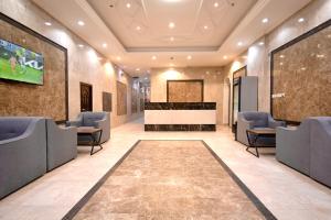 a lobby with a waiting room with chairs and a tv at شقق شاطئ الواحة in Jeddah