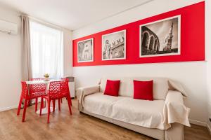 a living room with a couch and a table at Truly Verona in Verona