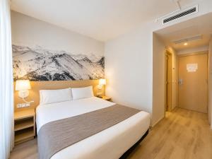 ein Hotelzimmer mit einem Bett und einem Bergmotiv in der Unterkunft Zenit Diplomatic in Andorra la Vella + 9 Fotos