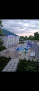 a swimming pool in front of a building at Qebele gunluk ev in Bum