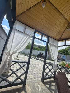 a view from the inside of a pavilion with white curtains at Qebele gunluk ev in Bum