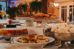 ein Buffet mit mehreren Tellern mit Gebäck und Pasteten in der Unterkunft Farina Park Hotel in Bento Gonçalves