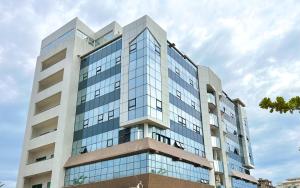 a tall building with a lot of windows at Appart Hotel Les orchidees in Cotonou