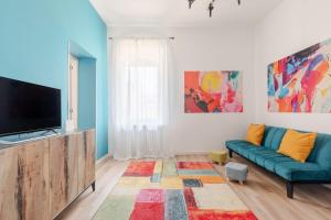 a living room with a couch and a tv at Truly Verona in Verona