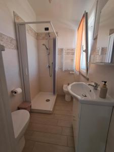 Kamar mandi di B&B Casa Viola +8 foto