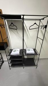 a room with a tent with two towels at Flat - Para quem busca tranquilidade e conforto in Goiânia