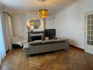 a living room with a couch and a television at Bellavita in Courpière