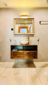 a bathroom with a sink and a mirror at Leyendas Del Pirineo Turismo Rural in Fiscal +91 photos