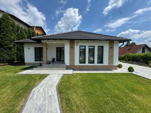a small house with a green lawn at Casa DIAMOND LUX&SPA in Sovata
