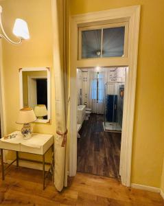 a room with a door leading to a bathroom at Villa Bignago B&B in Arquà Petrarca