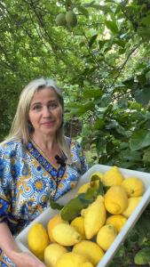 a woman is holding a tray of lemons at Il borgo di Iaconti in Vietri sul Mare