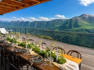 Ein für eine Hochzeit gedeckter Tisch vor dem Hintergrund der Berge in der Unterkunft Monte Hotel in Gudauri