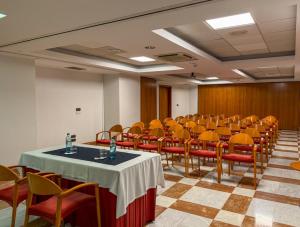 ein Konferenzraum mit Tisch und Stühlen in der Unterkunft Zenit Diplomatic in Andorra la Vella