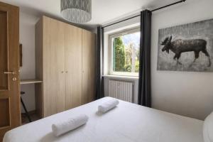 a bedroom with a bed and a picture of a donkey on the wall at Apartment Picasso in Chamonix