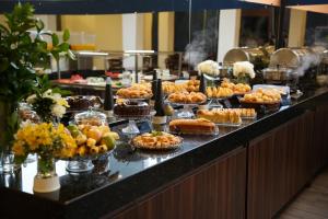 a buffet line with many different types of food at Hotel Serra Negra in Betim