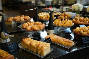 a buffet of desserts and pastries on a table at Hotel Serra Negra in Betim