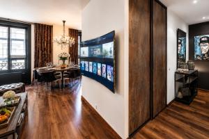 a living room with a dining room table with chairs at LUXUEUX APPARTEMENT AU COEUR DE GENEVE ,a deux pas du LAC in Geneva