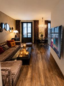 a living room with a couch and a table at LUXUEUX APPARTEMENT AU COEUR DE GENEVE ,a deux pas du LAC in Geneva