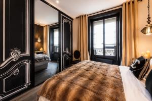 a bedroom with a large bed and a large window at LUXUEUX APPARTEMENT AU COEUR DE GENEVE ,a deux pas du LAC in Geneva