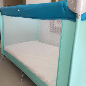 Cama en habitación de hospital con cuna azul en Calheta 25, en Luz