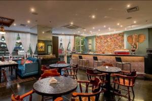 a restaurant with tables and chairs and a bar at Flat Fabuloso Hotel Berrini in São Paulo
