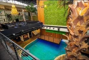 an overhead view of a swimming pool in a building at Flat Fabuloso Hotel Berrini in São Paulo