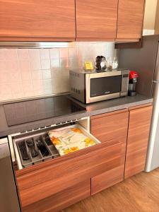 a kitchen with a stove and a microwave at Sala dell Estate Guest House in Secchia