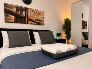 a bedroom with a bed with a black headboard at סוויטת גן ליד הים in Qiryat Yam