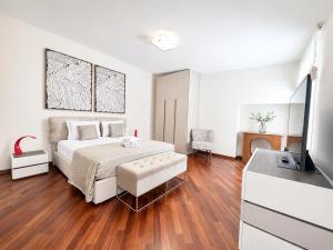 a bedroom with a bed and a flat screen tv at Rose 3- Climatisation-centre ville-Plage in Menton