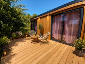 eine Terrasse mit Tisch und Stühlen an einem Haus in der Unterkunft la douceur du sud jardin terrasse in Clermont-lʼHérault