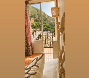 a room with a bed and a window with a view at La Pizpireta in Cazorla
