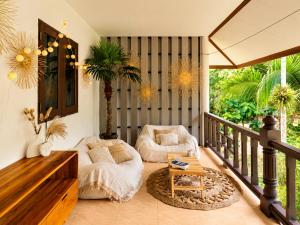 a living room with two chairs and a table at Charming House - Peaceful Garden Retreat - 2mn ZenBeach - Srithanu Center in Srithanu