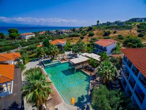 佩科霍里的住宿－弗萊格帕里斯酒店，享有带游泳池的度假村的空中景致