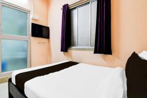 a bedroom with a white bed and a window at HOTEL O THE INFINITY in Jādabpur +20 photos