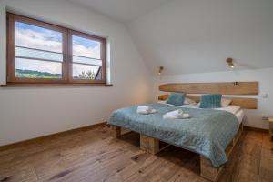 a bedroom with a bed and a window at Czarna Owca in Biały Dunajec