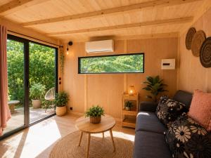 ein Wohnzimmer mit Sofa und Tisch in der Unterkunft la douceur du sud jardin terrasse in Clermont-lʼHérault