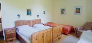 a bedroom with two twin beds and a chair at Gasthaus Kopper in Guttaring