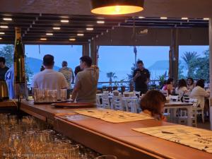 eine Bar in einem Restaurant, um die herum Leute sitzen in der Unterkunft Corte Hotel Kaş in Kaş