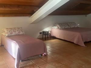 two beds in a room with a attic at La Dimora dei Cri in Cona