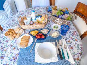 a table with a breakfast of bread and toast at U' Pizzico ( the pinch ) in Capri
