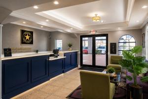 a lobby with a blue counter and a waiting room at Lone Star Inn - San Benito Los Indios in San Benito