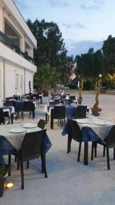 a group of tables and chairs in a courtyard at Hotel Tre Lanterne in Marina di Sibari
