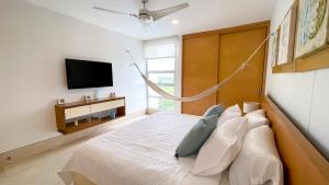 a bedroom with a bed and a tv on a wall at Magico Apartamento Frente al Mar 3 Habitaciones TR72 in Guayabal