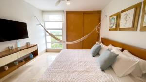 a bedroom with a hammock hanging from the wall at Magico Apartamento Frente al Mar 3 Habitaciones TR72 in Guayabal