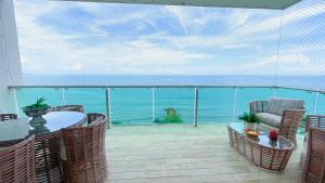 a balcony with a table and chairs and the ocean at Magico Apartamento Frente al Mar 3 Habitaciones TR72 in Guayabal