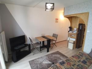 a dining room with a table and a kitchen at Profitez de la vue in Ustou