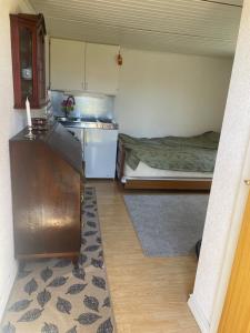 a small room with a kitchen and a bed at Röda huset in Åhus