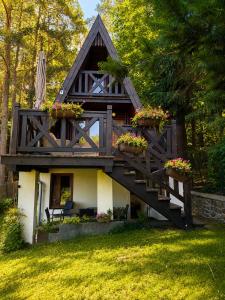 a small house with flower boxes on the stairs at Wiśniowa Chata in Rentyny