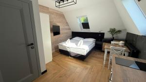 a small bedroom with a bed and a table at Dom przy Wangu Karpacz in Karpacz