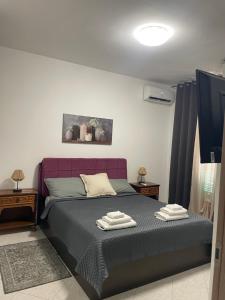 a bedroom with a bed with two towels on it at Casa Maya Langhe e Roero in Pocapaglia